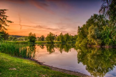 Yaz sonunda şehir parkında gün batımı.
