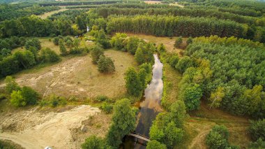 Gizemli Grabia nehri bir yaz günü, Polonya, 2019.