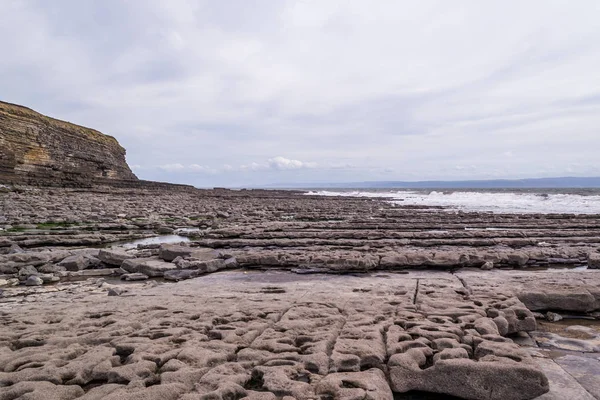 威尔士 日落时海岸上的悬崖峭壁和岩石海岸 — 图库照片