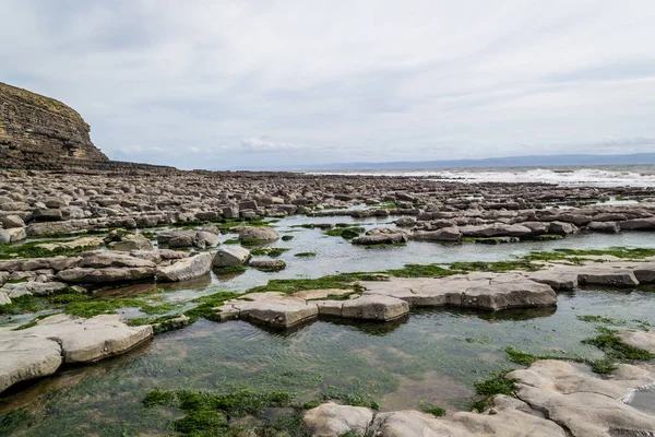 威尔士 日落时海岸上的悬崖峭壁和岩石海岸 — 图库照片