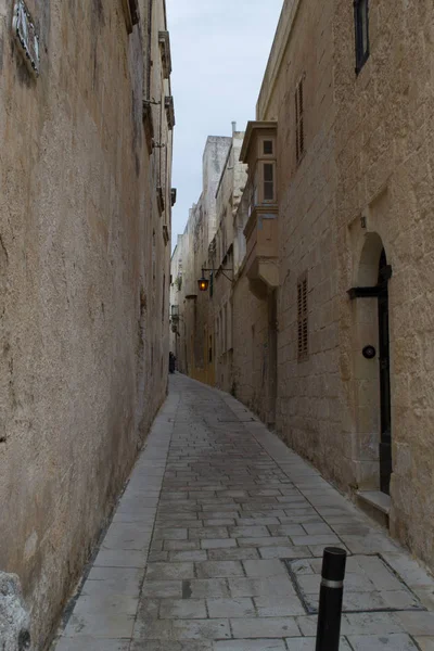 Dar sokaklar eski apartmanlarla çevrili, Malta.