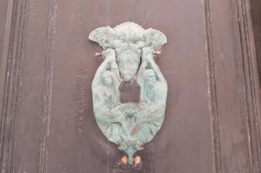 Eski apartmanların duvarlarında mimari detaylar ve dekorasyonlar.