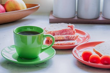 Sabah kahvaltısı, tost ve sade kahve..