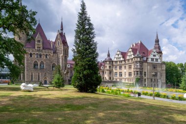 Moszna 'daki saray - Polonya' nın Opolskie Voyvoda 'sındaki Moszna köyünde tarihi bir konut..