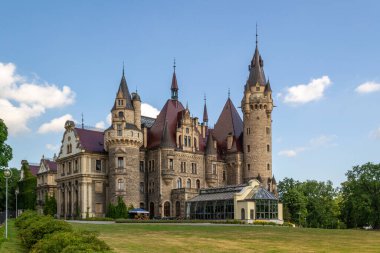 Moszna 'daki saray - Polonya' nın Opolskie Voyvoda 'sındaki Moszna köyünde tarihi bir konut..