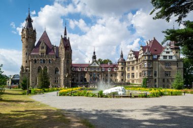 Moszna 'daki saray - Polonya' nın Opolskie Voyvoda 'sındaki Moszna köyünde tarihi bir konut..