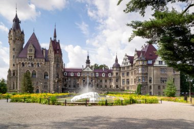 Moszna 'daki saray - Polonya' nın Opolskie Voyvoda 'sındaki Moszna köyünde tarihi bir konut..