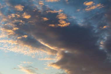 Bulutlu renkli gün batımı.