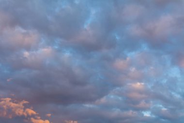 Bulutlu renkli gün batımı.