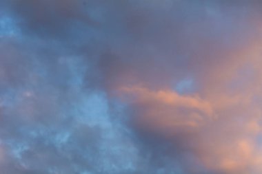 Bulutlu renkli gün batımı.