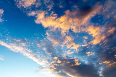 Bulutlu renkli gün batımı.