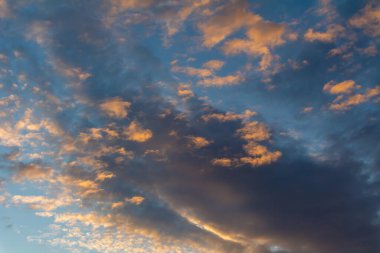 Bulutlu renkli gün batımı.