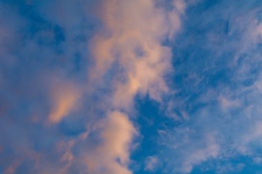 Bulutlu renkli gün batımı.