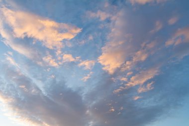Bulutlu renkli gün batımı.