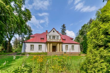 Neoklasik malikane 20. yüzyılın başında inşa edildi. Oymalı bir kapısı ve kolonları olan ilginç bir verandası var. Çevrede iyi korunan bir park var. Polonya, Sedziejowice 2020.