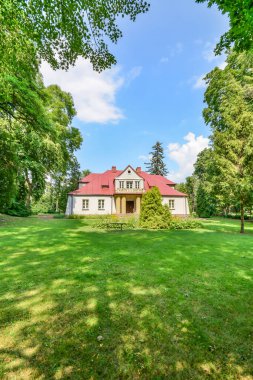 Neoklasik malikane 20. yüzyılın başında inşa edildi. Oymalı bir kapısı ve kolonları olan ilginç bir verandası var. Çevrede iyi korunan bir park var. Polonya, Sedziejowice 2020.