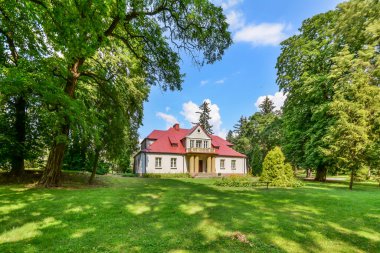 Neoklasik malikane 20. yüzyılın başında inşa edildi. Oymalı bir kapısı ve kolonları olan ilginç bir verandası var. Çevrede iyi korunan bir park var. Polonya, Sedziejowice 2020.