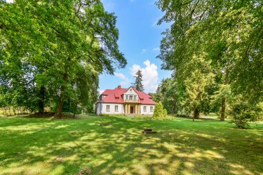 Neoklasik malikane 20. yüzyılın başında inşa edildi. Oymalı bir kapısı ve kolonları olan ilginç bir verandası var. Çevrede iyi korunan bir park var. Polonya, Sedziejowice 2020.