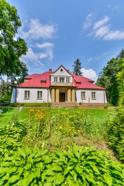 Neoklasik malikane 20. yüzyılın başında inşa edildi. Oymalı bir kapısı ve kolonları olan ilginç bir verandası var. Çevrede iyi korunan bir park var. Polonya, Sedziejowice 2020.