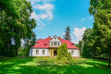 Neoklasik malikane 20. yüzyılın başında inşa edildi. Oymalı bir kapısı ve kolonları olan ilginç bir verandası var. Çevrede iyi korunan bir park var. Polonya, Sedziejowice 2020.