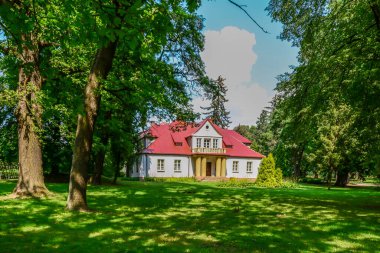 Neoklasik malikane 20. yüzyılın başında inşa edildi. Oymalı bir kapısı ve kolonları olan ilginç bir verandası var. Çevrede iyi korunan bir park var. Polonya, Sedziejowice 2020.