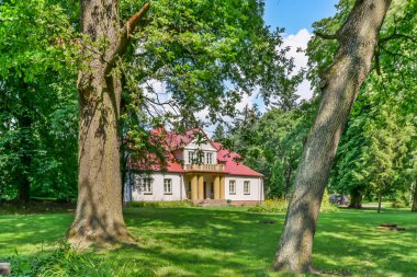 Neoklasik malikane 20. yüzyılın başında inşa edildi. Oymalı bir kapısı ve kolonları olan ilginç bir verandası var. Çevrede iyi korunan bir park var. Polonya, Sedziejowice 2020.