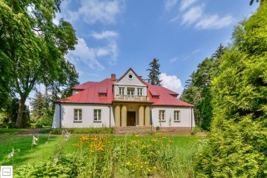 Neoklasik malikane 20. yüzyılın başında inşa edildi. Oymalı bir kapısı ve kolonları olan ilginç bir verandası var. Çevrede iyi korunan bir park var. Polonya, Sedziejowice 2020.