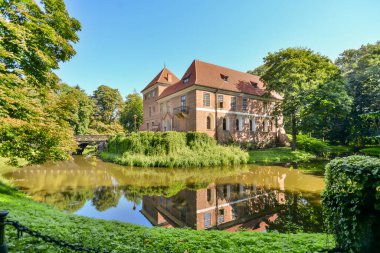 Orta Polonya 'daki Oporow Kalesi.