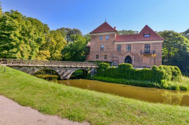 Orta Polonya 'daki Oporow Kalesi.