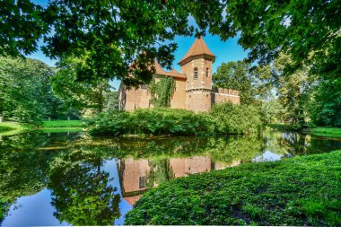 Orta Polonya 'daki Oporow Kalesi.