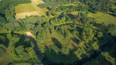 Polonya 'da tarlalar arasında akan küçük bir nehir.