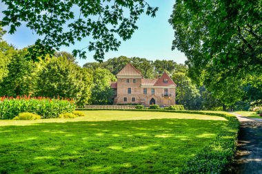 Orta Polonya 'daki Oporow Kalesi.