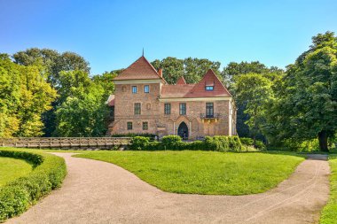 Orta Polonya 'daki Oporow Kalesi.