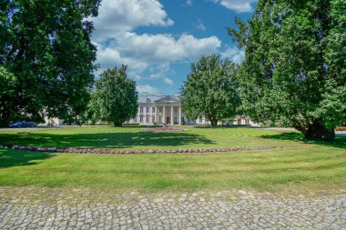 Polonya 'nın Galewice kentindeki tarihi saray.