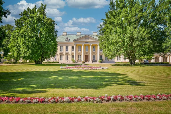 Polonya 'nın Galewice kentindeki tarihi saray.