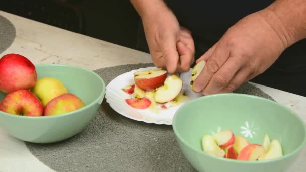 Cortar Maçãs Pedaços Pequenos — Vídeo de Stock