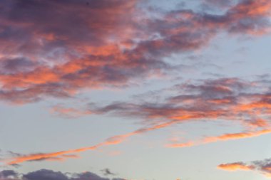 Gün batımı gökyüzündeki bulutları aydınlatıyor..