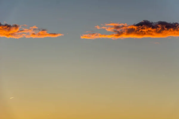 Закат Освещает Облака Небе — стоковое фото