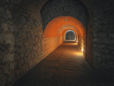 Polonya 'nın Klodzko kentinin mimarisi ve sokakları.