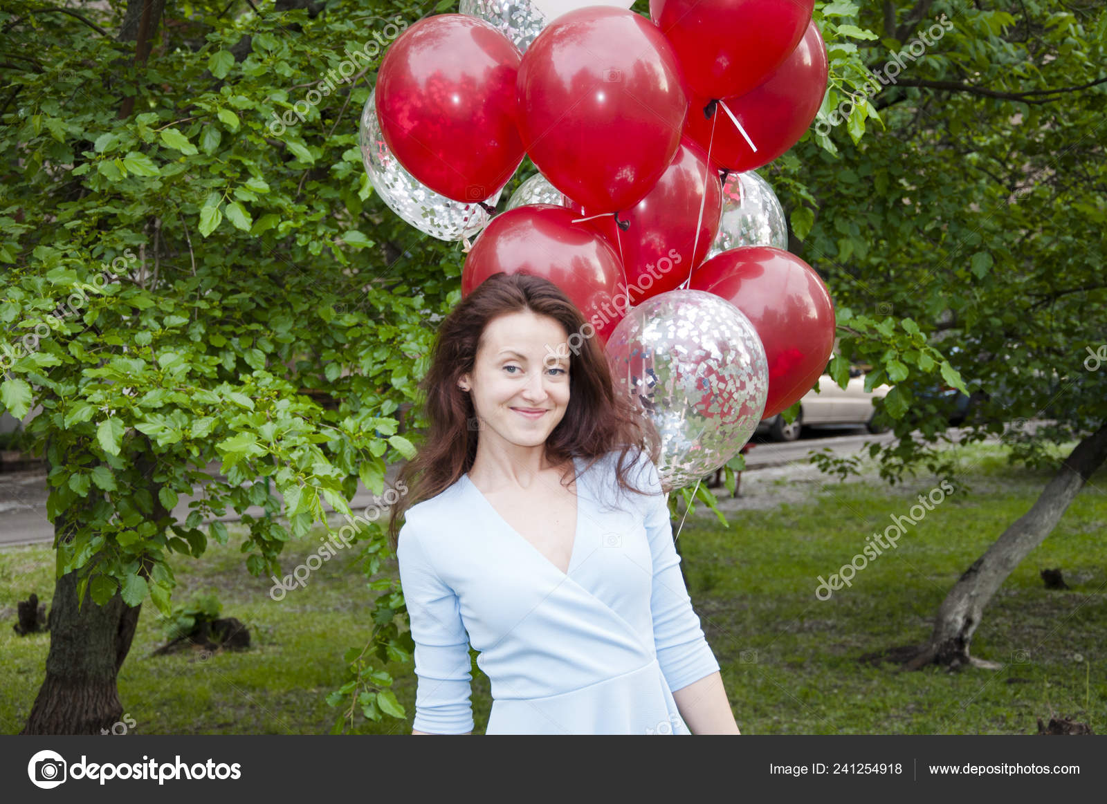 Joyeux Anniversaire Femme Heureuse Avec Fete Anniversaire Ballons Plein Air Image Libre De Droit Par Altana Studio C Joyeux Anniversaire Femme Heureuse Avec Fete Anniversaire Ballons Plein Air Image Libre De Droit Par Altana Studio C