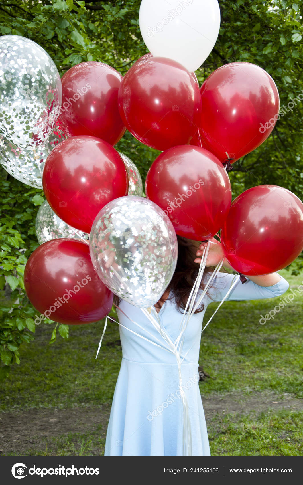 Joyeux Anniversaire Femme Heureuse Avec Fete Anniversaire Ballons Plein Air Image Libre De Droit Par Altana Studio C Joyeux Anniversaire Femme Heureuse Avec Fete Anniversaire Ballons Plein Air Image Libre De Droit Par Altana Studio C