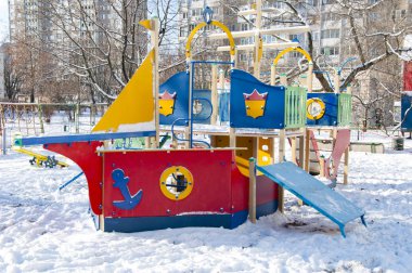 renkli çocuk oyun alanı güneşli beyaz Kışın açık sezon sokak karda soğuk Noel veya Noel ve yeni yıl tatili