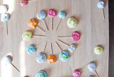 Aşçı üzerinde Master Class. beze veya çırpılmış yumurta akı ve renkli Sprinkles Fransız çerezleri. neşeli zaman fikir. Meringue ile Vane kavramı. düz yatıyordu tatlı arka plan.