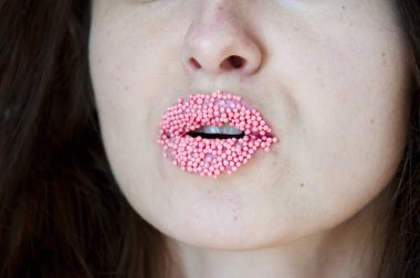 Diyet ve tatlı tatlı, Paskalya. Güzellik ve moda model glamour kız. Şeker şeker kiss dudak makyaj. Sprinkles makyaj genç kadınla. Kız, Sevgililer parçacıklı ruj.