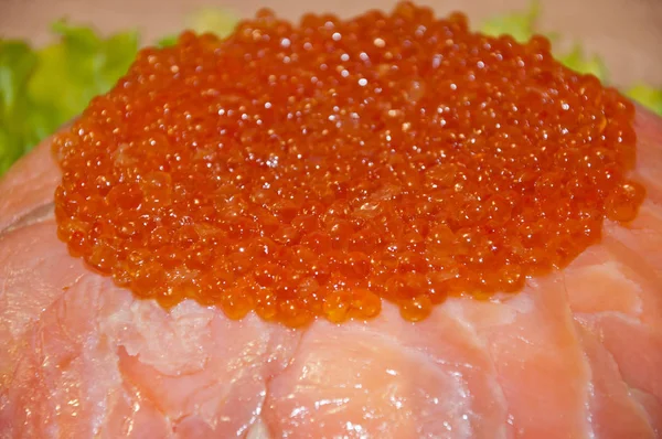 Caviar Poisson Rouge Graine Truite Sur Salade Laitue Verte Accompagnement — Photo