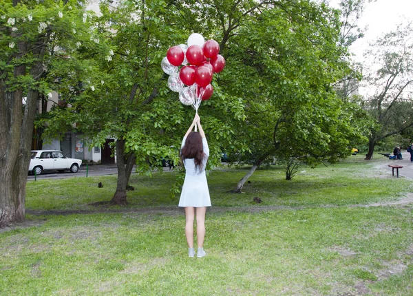 Bereit Zum Höhenflug Ganzkörperaufnahme Einer Verspielten Jungen Frau Mit Luftballons — Stockfoto