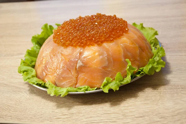 Havyar Ile Kırmızı Balık Tohum Veya Yeşil Marul Salatası Garnitür — Stok fotoğraf