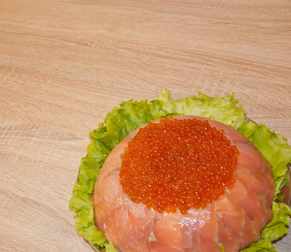 Havyar Ile Kırmızı Balık Tohum Veya Yeşil Marul Salatası Garnitür — Stok fotoğraf