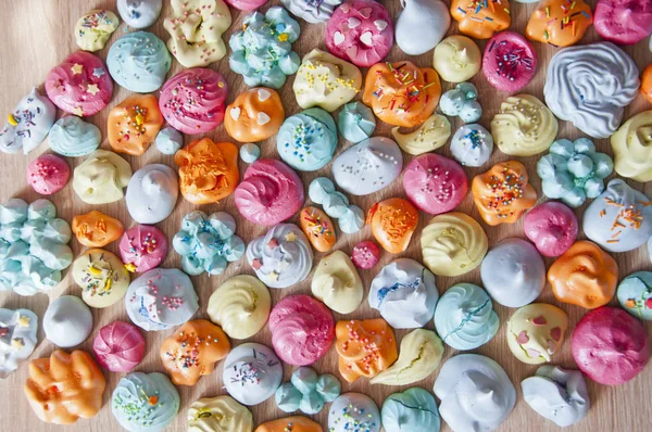 Macaron Meringue Met Kleurrijke Topping Bovenaanzicht Meringues Met Kleurrijke Hagelslag — Stockfoto