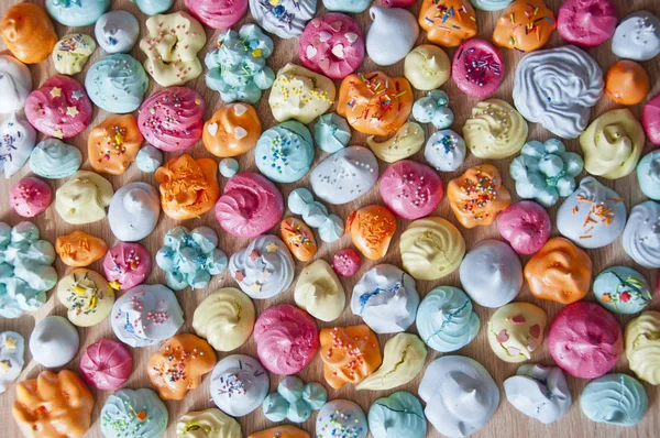 Fond Coloré Avec Dessert Meringue Bonbons Meringues Avec Des Paillettes — Photo